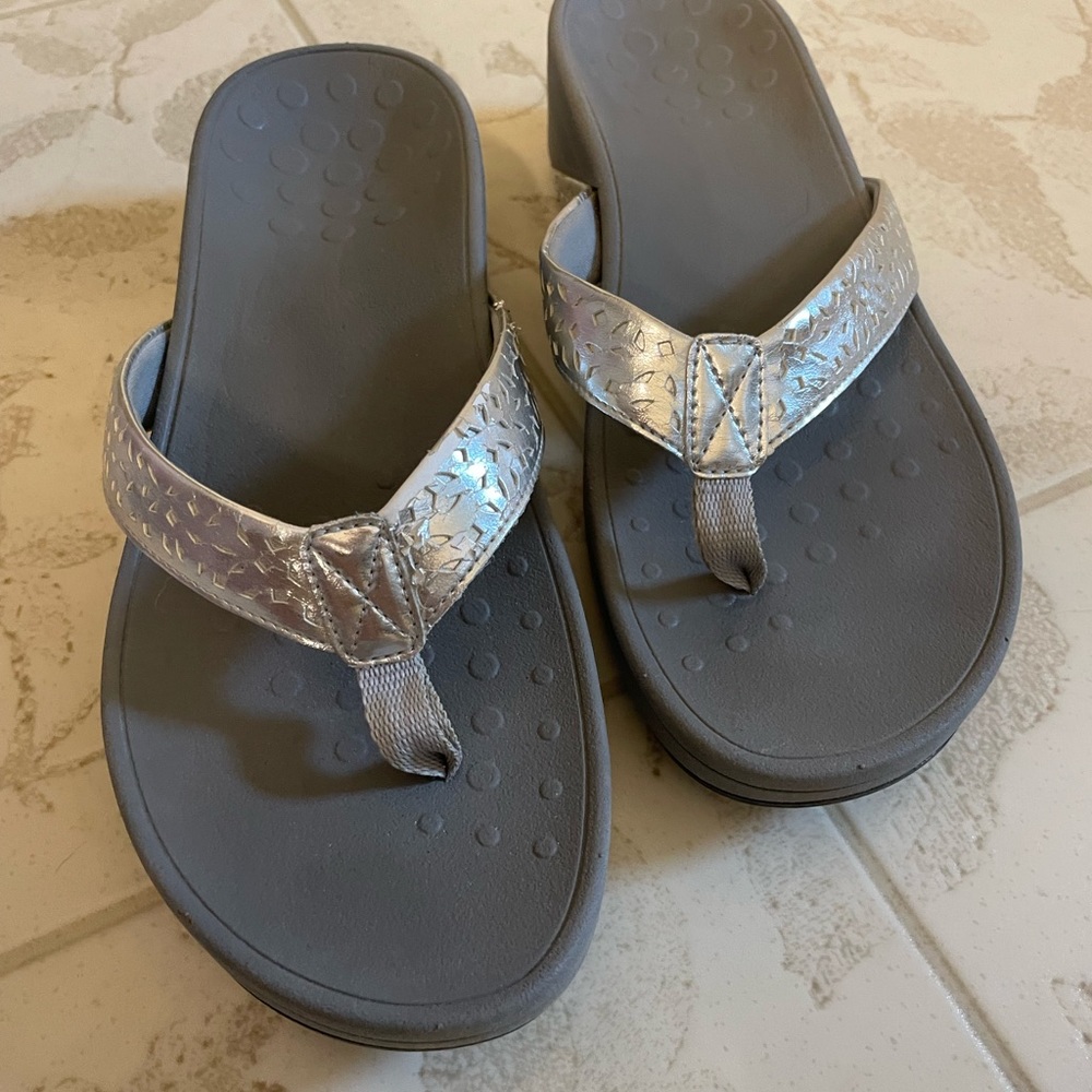 vionic silver flip flops